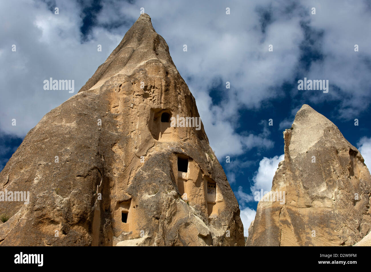 Erosi tufo con aperture di accesso a locali di deposito e piccoli colombai, Goereme National Park, Cappadocia, Turchia Foto Stock