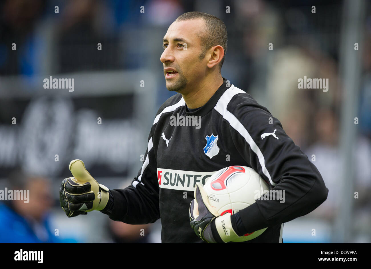 Hoffenheim è di nuovo il portiere Heurelho Gomes è raffigurato durante il warm-up prima Bundesliga partita di calcio tra 1899 Hoffenheim e SC Freiburg a Rhein-Neckar-Arena a Sinsheim, Germania, 02 febbraio 2013. Foto: UWE ANSPACH (ATTENZIONE: embargo condizioni! Il DFL permette l'ulteriore utilizzazione di fino a 15 foto (solo n. sequntial immagini o video-simili serie di foto consentito) via internet e media on line durante il match (compreso il tempo di emisaturazione), adottate dall'interno dello stadio e/o prima di iniziare la partita. Il DFL permette la trasmissione senza restrizioni del re digitalizzata Foto Stock