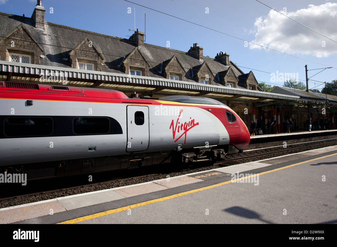 Vergine treno Oxenholme stazione ferroviaria Foto Stock