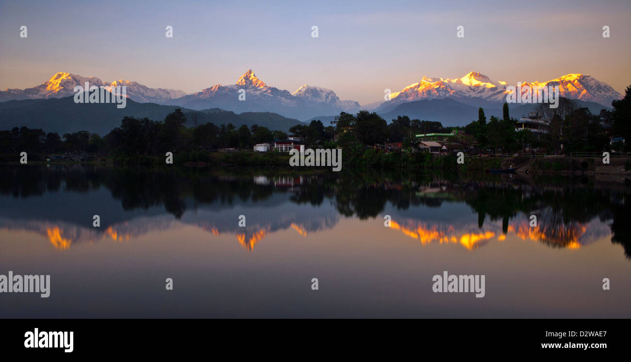 Annapurna mountain range riflettendo nel lago Phewa in Pokhara, Nepal. Foto Stock