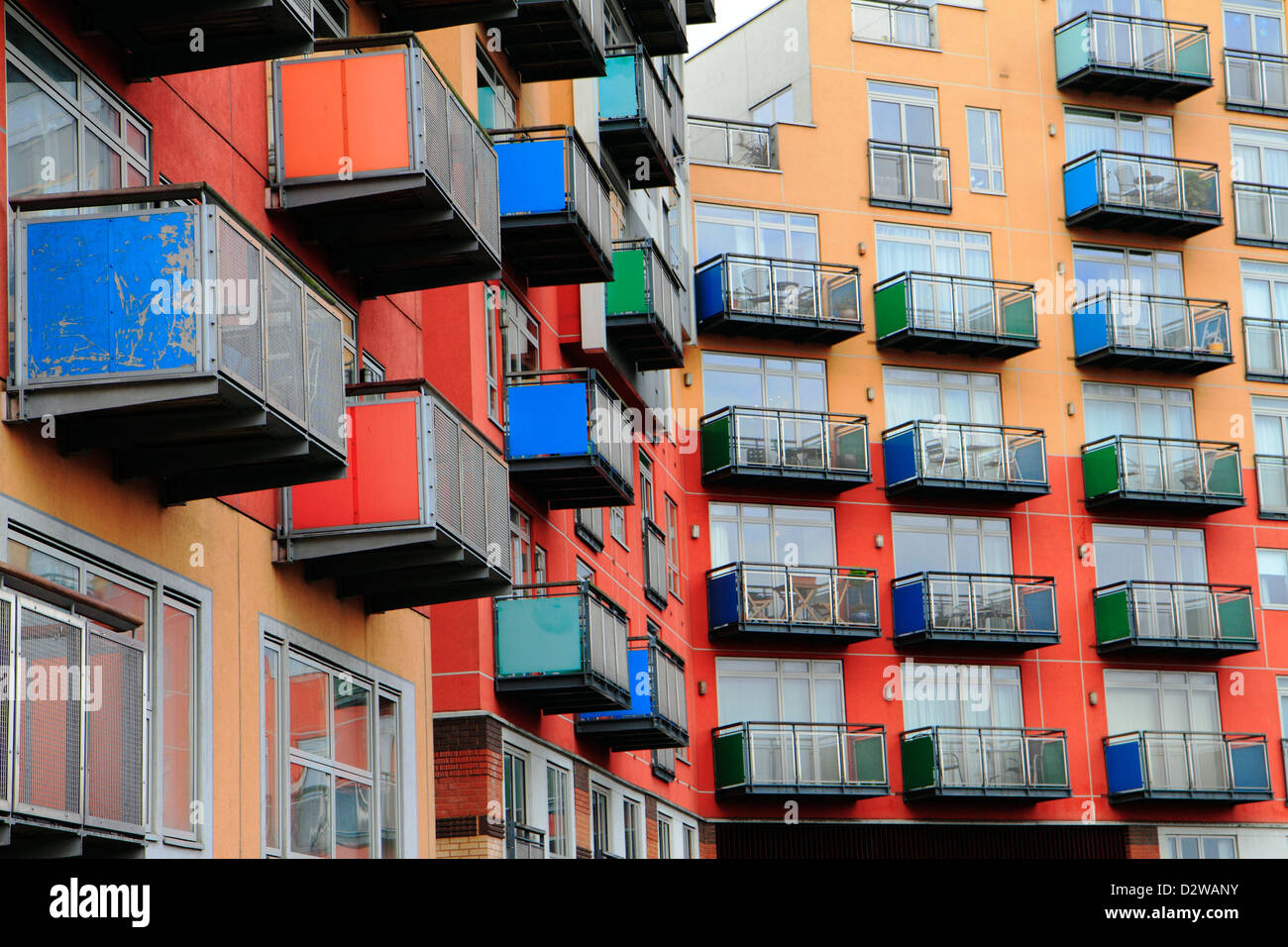 Gli appartamenti con balconi, penisola di Greenwich, London, Regno Unito Foto Stock