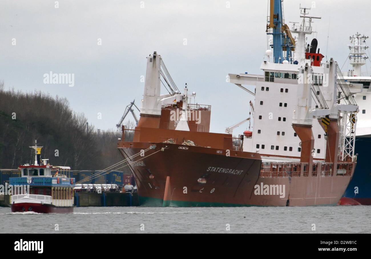 La 172 metri mercantile olandese nave 'Statengracht' è inserito con una leggera elenco e un foro nel suo scafo nel porto di Rostock, Germania, 02 febbraio 2013. La notte scorsa la nave entra in collisione con il misuratore 88 di trasporto merci lungo 'Katre' nel Mar Baltico al largo di Ruegen isola. Essa ha preso in materia di acqua ma è stato in grado di pompare fuori e raggiungere il porto di Rostock. Il Katre era leggermente danneggiato sulla prua e navigato per il porto di Sassnitz-Mukran. Foto: BERND WUESTNECK Foto Stock