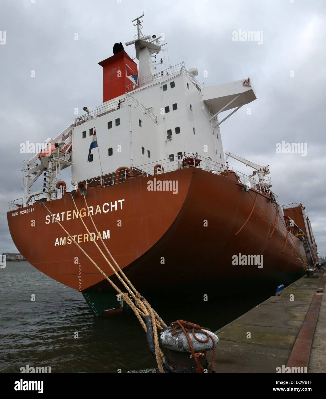 La 172 metri mercantile olandese nave 'Statengracht' è inserito con una leggera elenco e un foro nel suo scafo nel porto di Rostock, Germania, 02 febbraio 2013. La notte scorsa la nave entra in collisione con il misuratore 88 di trasporto merci lungo 'Katre' nel Mar Baltico al largo di Ruegen isola. Essa ha preso in materia di acqua ma è stato in grado di pompare fuori e raggiungere il porto di Rostock. Il Katre era leggermente danneggiato sulla prua e navigato per il porto di Sassnitz-Mukran. Foto: BERND WUESTNECK Foto Stock