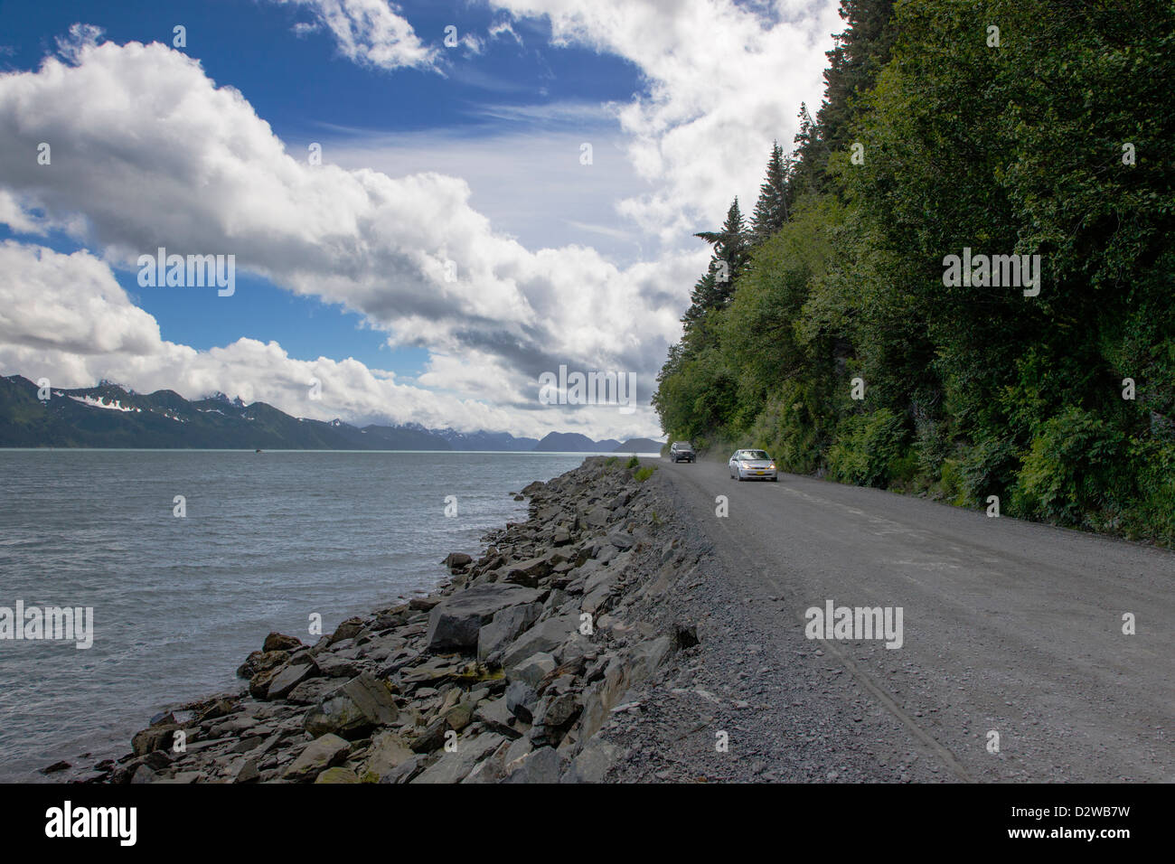 Strada di ghiaia tra Seward e Lowell punto, Chugach Mountains attraverso la risurrezione Bay, Seward, Alaska, STATI UNITI D'AMERICA Foto Stock