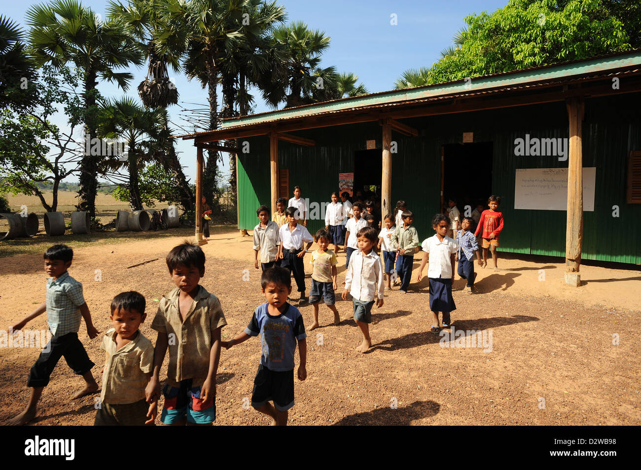 Sre Ambel, Cambogia, bambini lasciare un edificio scolastico costruito di ferro ondulato Foto Stock