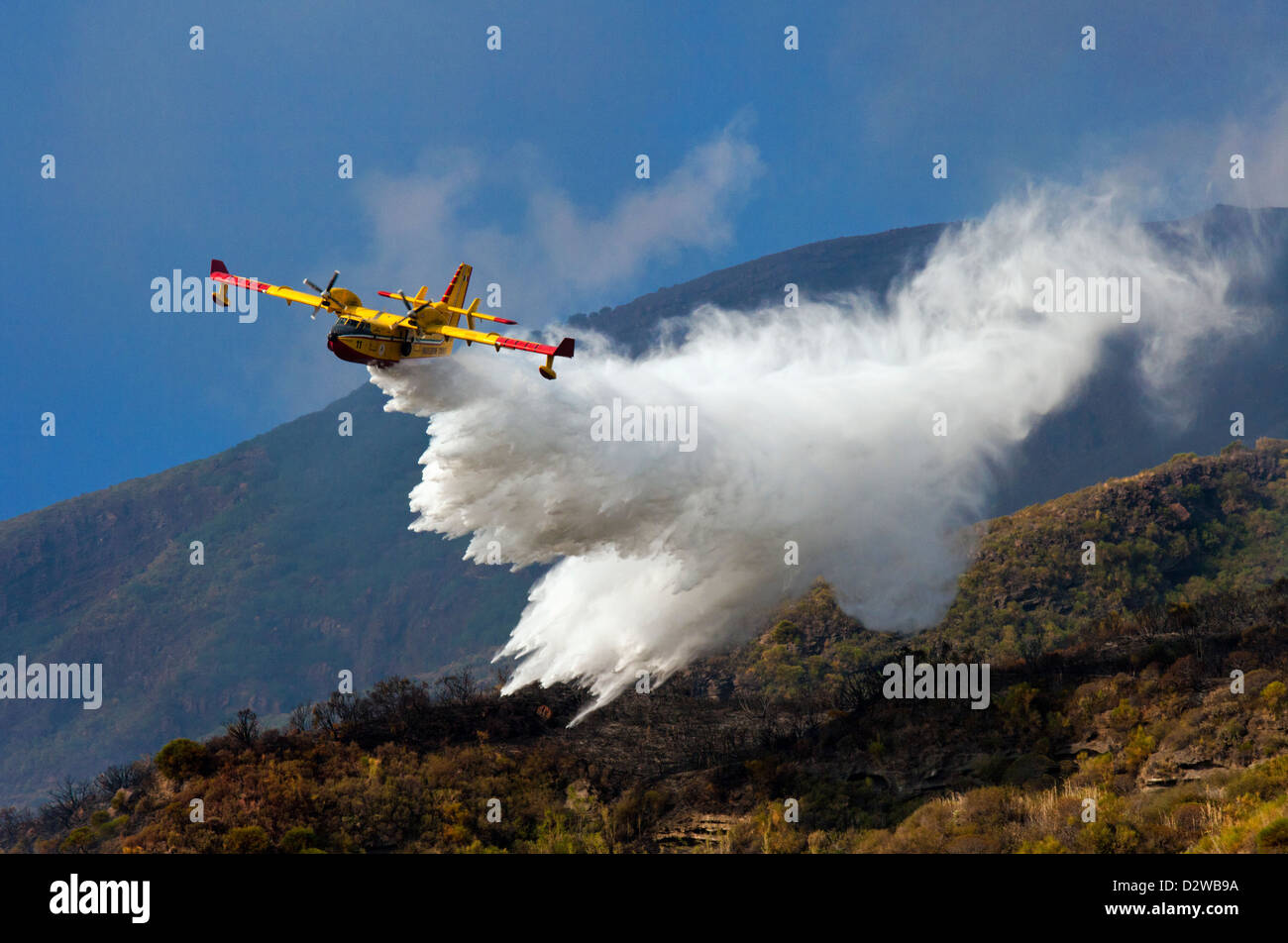 Canadair lotta antincendio aereo sopra l'isola di Stromboli il tentativo di spegnere un incendio in Sicilia, Italia. Foto Stock