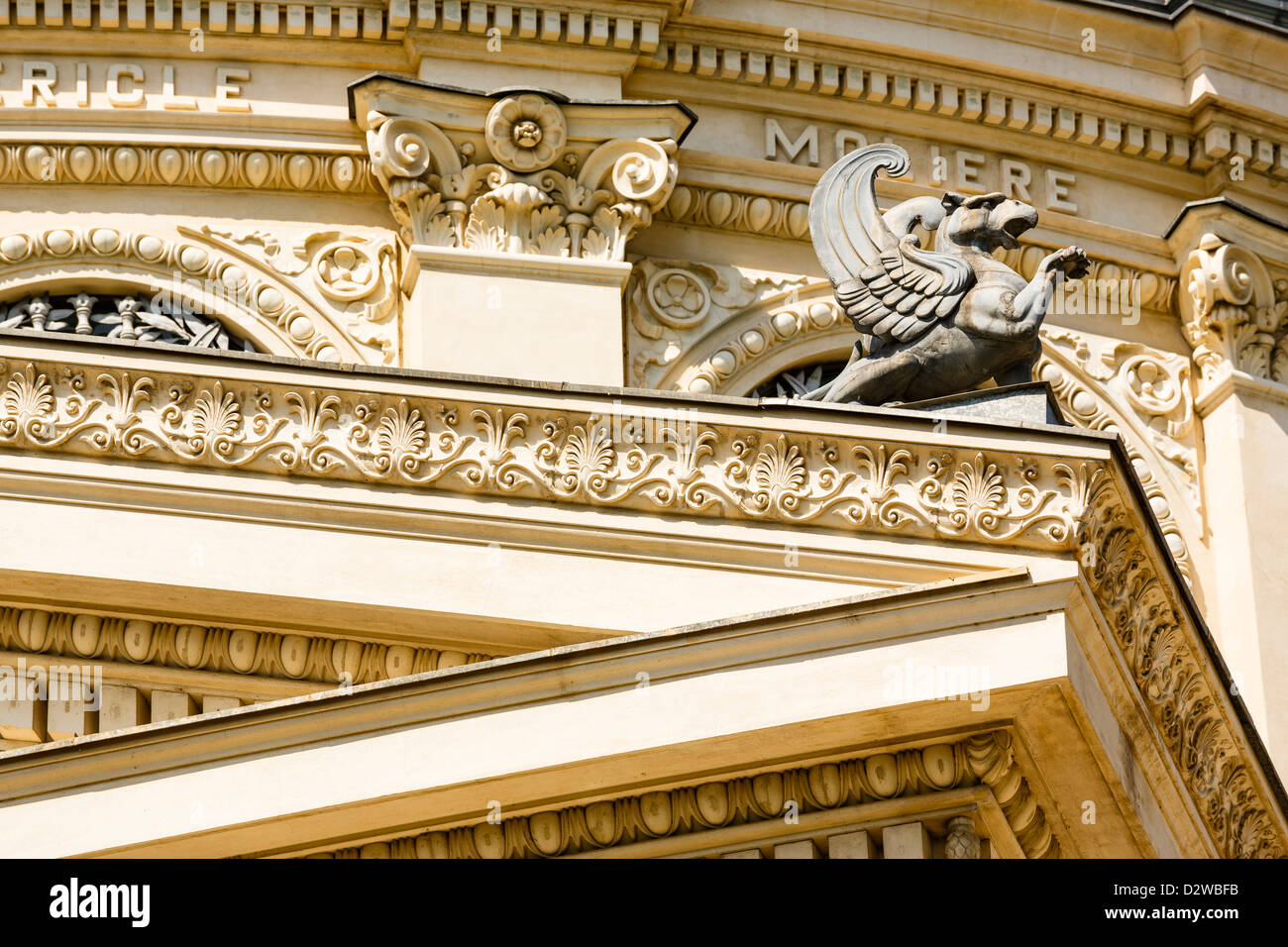 Dettagli architettonici con Griffin sul frontespizio del Ateneo edificio a Bucarest, Romania. Foto Stock