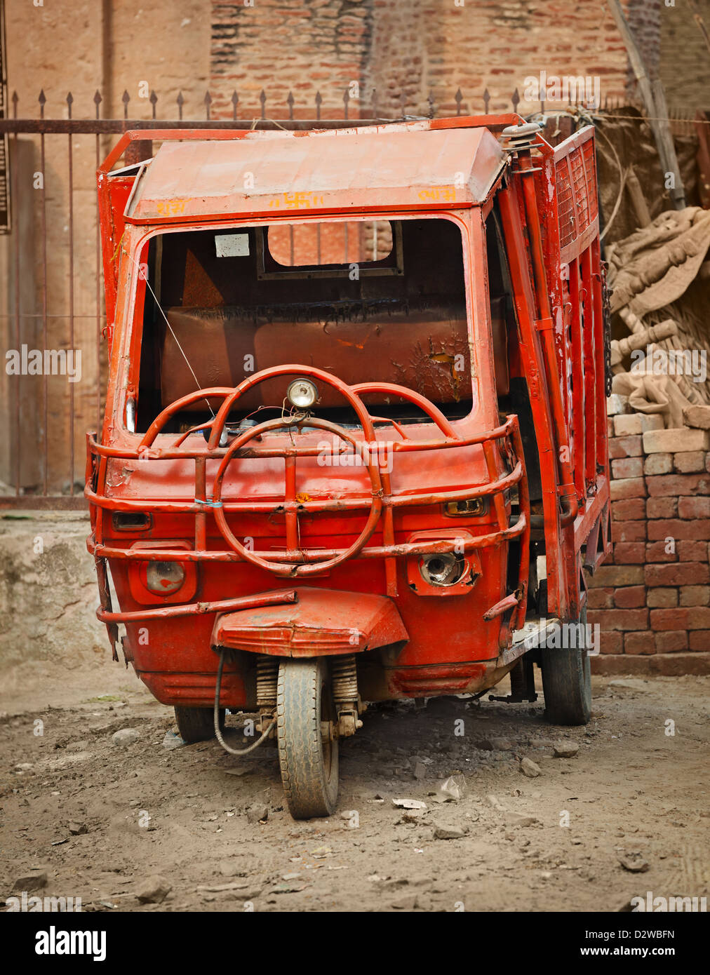 Grunge piccolo rosso carico a tre ruote auto o di tuk-tuk Foto Stock