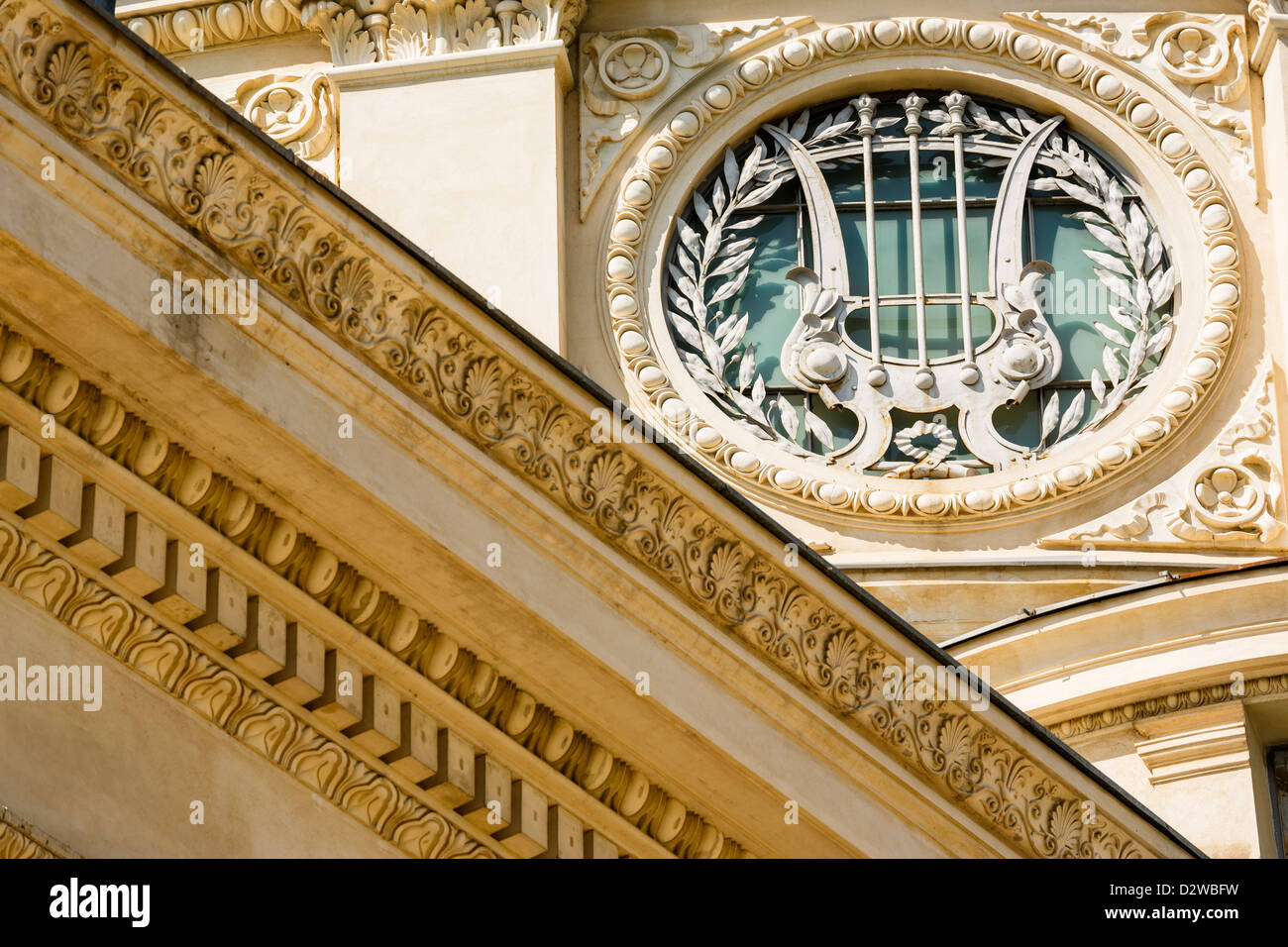 Dettagli architettonici con arpa e allori sul frontespizio del Ateneo edificio a Bucarest, Romania. Foto Stock
