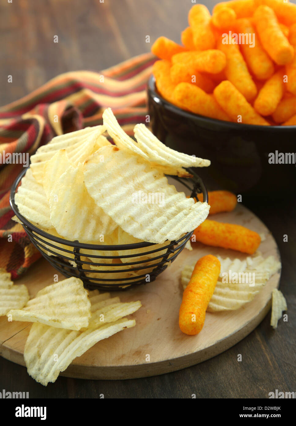 Bocce riempita con patate fritte e formaggio bastoni Foto Stock