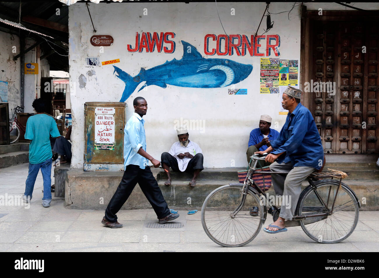 La gente in una strada stretta a Stonetown Zanzibar, Tanzania Foto Stock