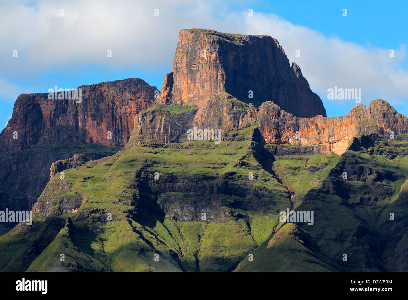 Sentinal picco nella amphiteater delle montagne Drakensberg, Royal Natal National Park, Sud Africa Foto Stock