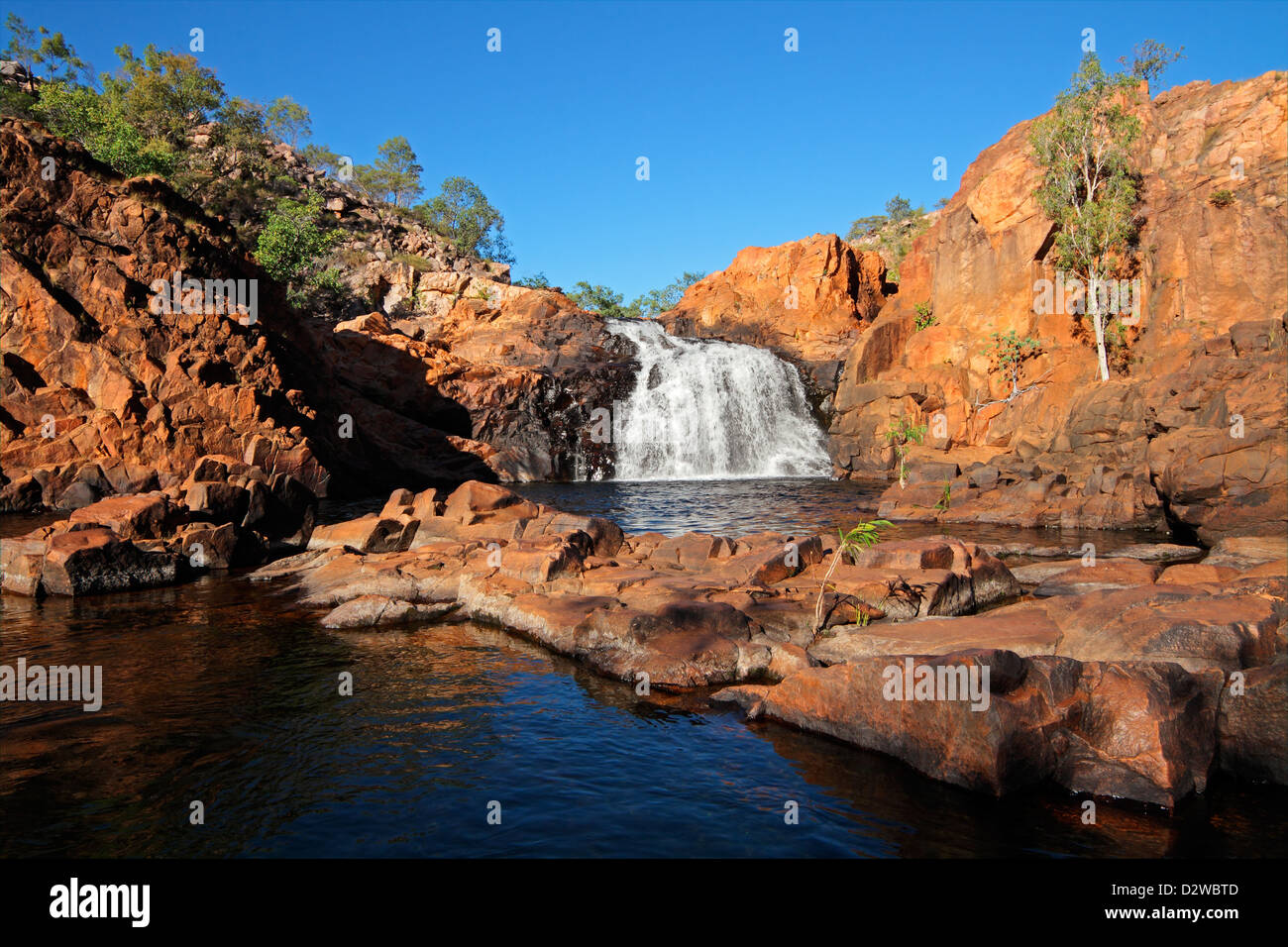 Una piccola cascata e piscina con acqua chiara, il Parco Nazionale Kakadu, Territorio del Nord, l'Australia Foto Stock