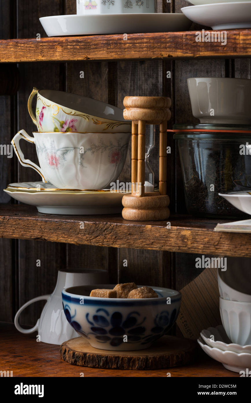 Tazze tè sugli scaffali Foto Stock