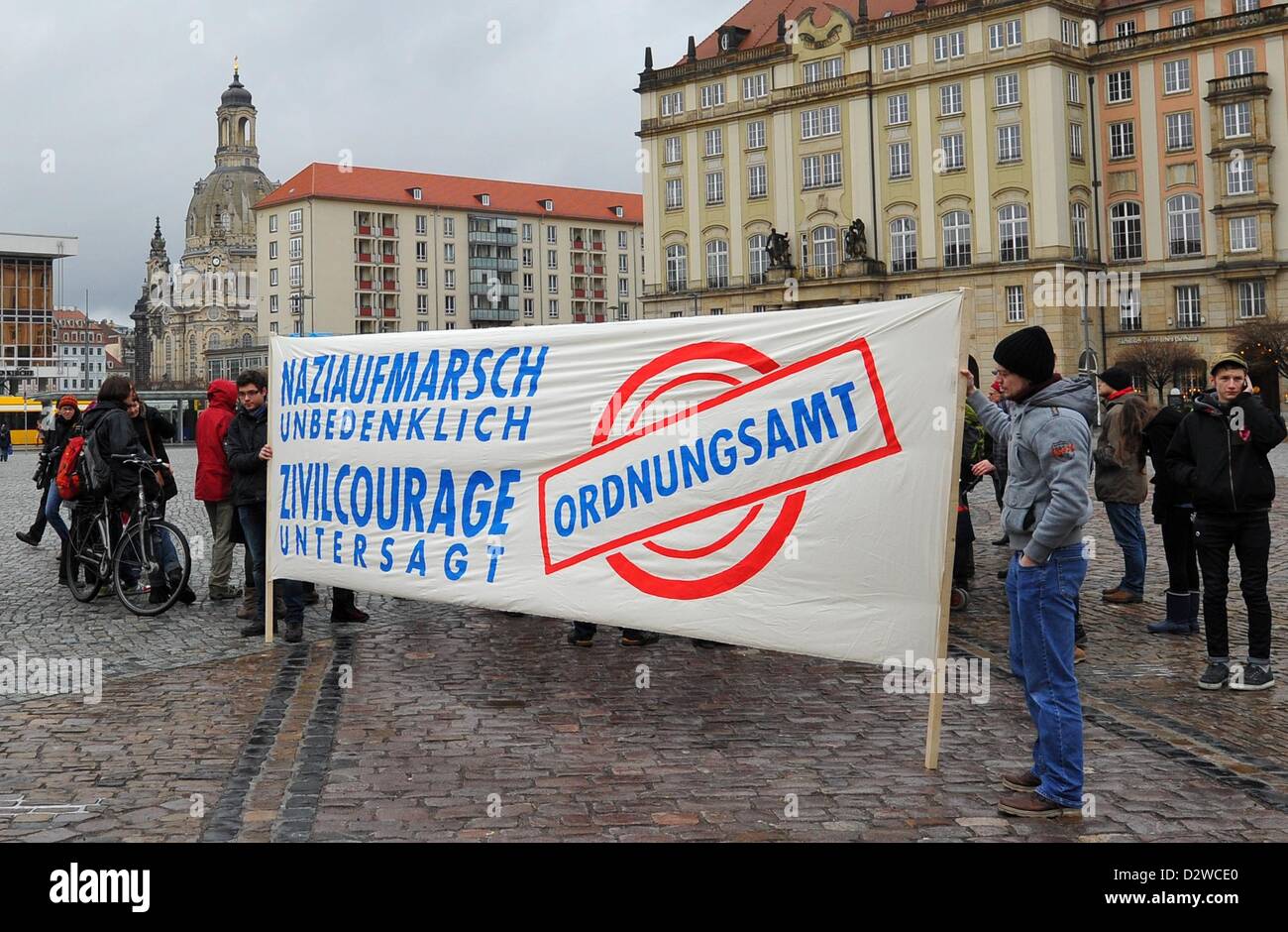 I membri di Nazi-free Alliance di Dresda protesta contro il divieto comunale su un progetto di esercitazione pratica per bloccare l annuale raduno neonazista per l anniversario della seconda guerra mondiale i bombardamenti di Dresda Dresda, in Germania, 02 febbraio 2013. Foto. Matthias Hiekel Foto Stock