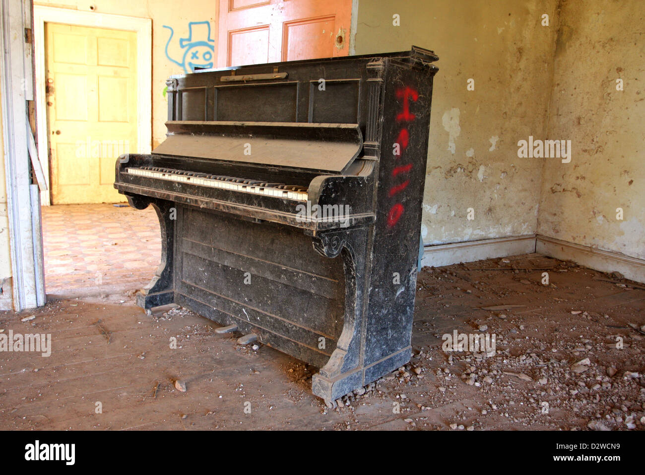 Vecchio pianoforte in una casa colonica desolata, Winscombe, Somerset, Febbraio 2012 Foto Stock