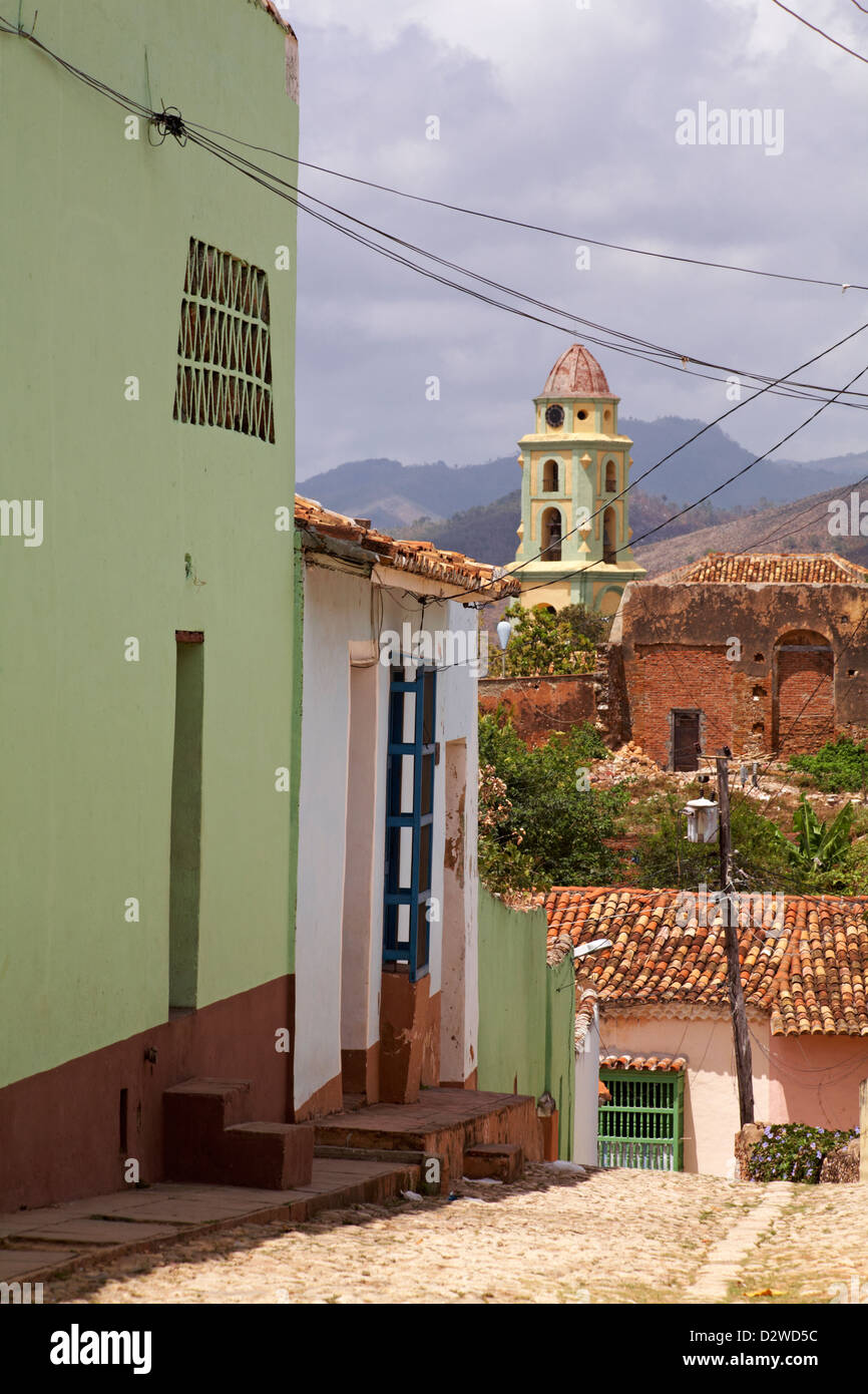 Vista sul campanile di Iglesia y Convento de San Francisco a Trinidad, Cuba, West Indies, dei Caraibi nel mese di marzo Foto Stock