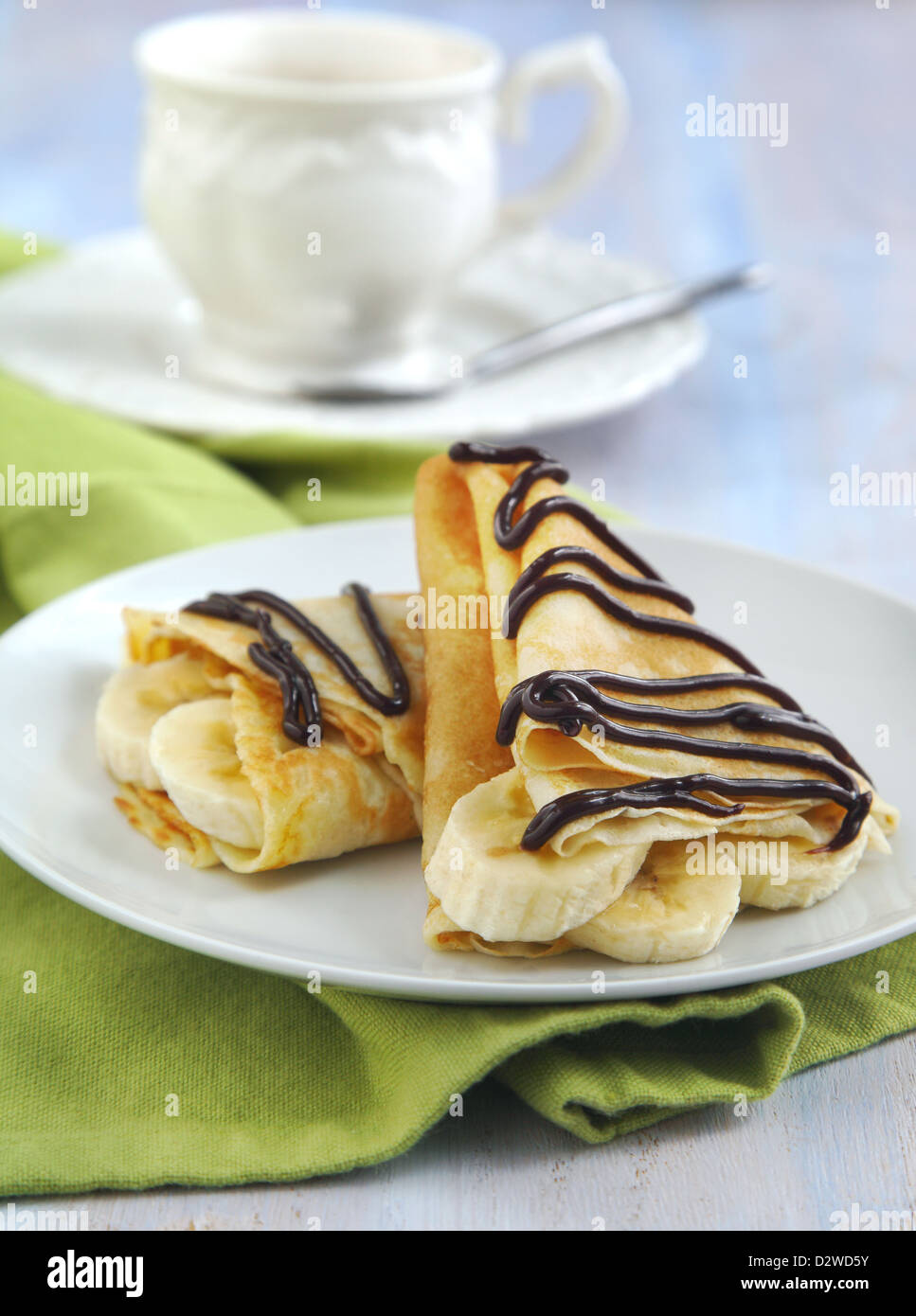 Banana crêpe con lo sciroppo al cioccolato Foto Stock