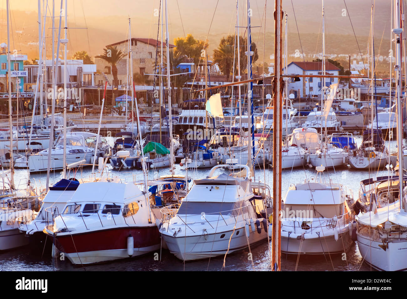 Yacht e Barche presso la trafficata marina di Latchi, area di Paphos, Cipro Foto Stock