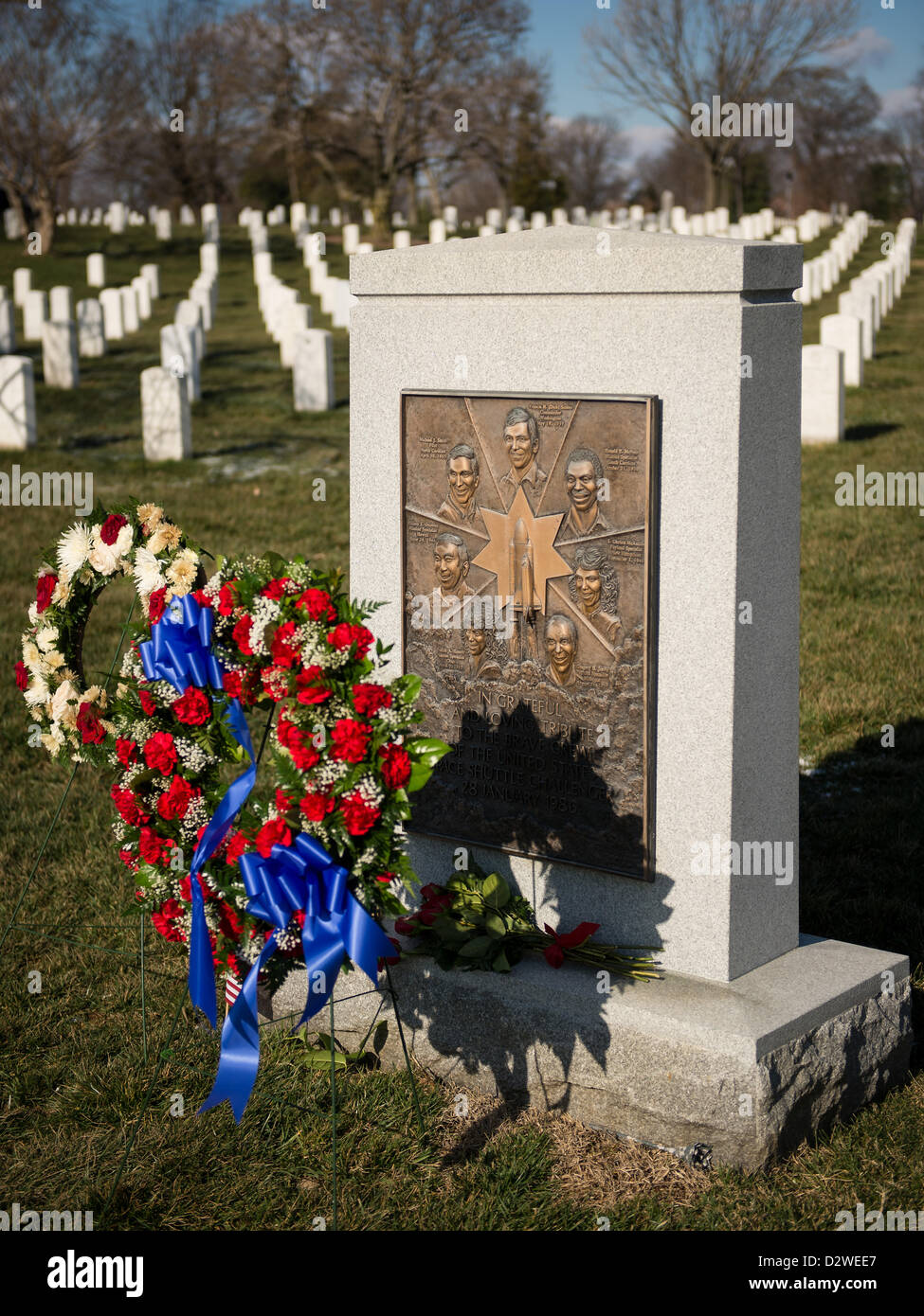 Lo Space Shuttle Challenger Memorial con un memoriale di corona come parte della NASA il Giorno del Ricordo il 1 febbraio 2013 presso il Cimitero Nazionale di Arlington, Arlington VA. Ghirlande sono state stabilite in memoria di quegli uomini e quelle donne che hanno perso la vita nel tentativo di esplorazione dello spazio. Foto Stock