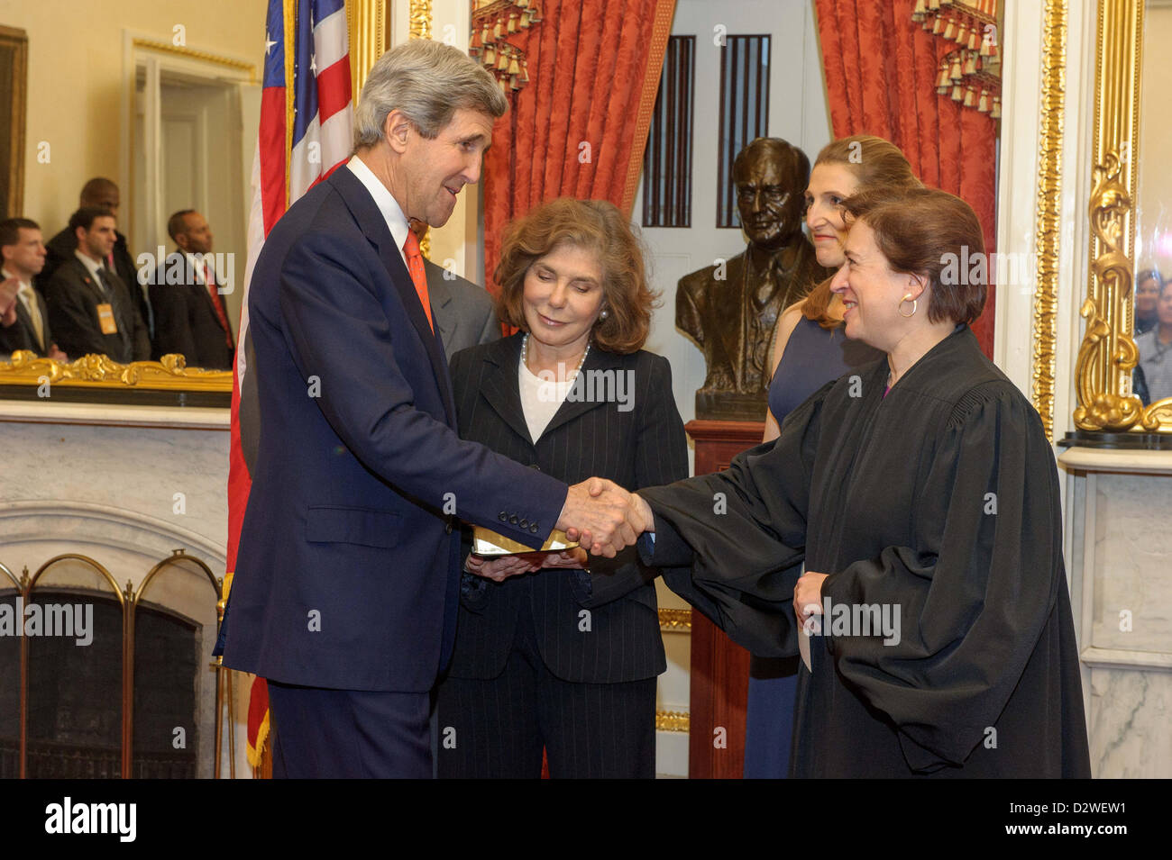 Suprema Corte di giustizia Elena Kagan si congratula con il Segretario di Stato John Kerry seguendo il suo giura nella cerimonia del Comitato delle Relazioni estere in camera il Campidoglio US Febbraio 1, 2013 a Washington, DC. Kerry moglie Teresa, figlia Vanessa, fratello Cameron guarda su durante la breve cerimonia. Foto Stock