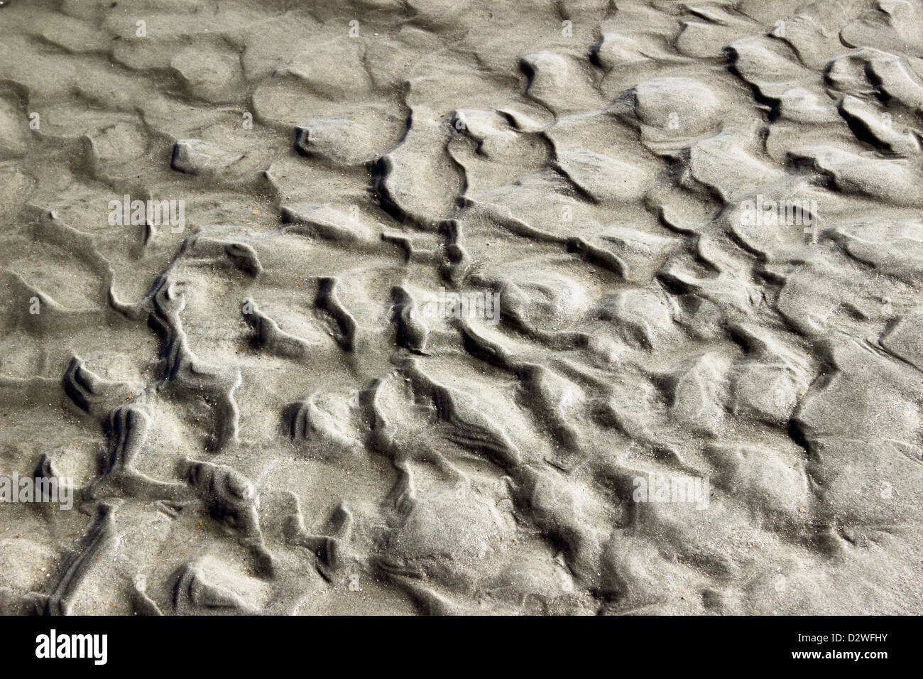 Modelli di sabbia formata da onde, vento e marea. Foto Stock
