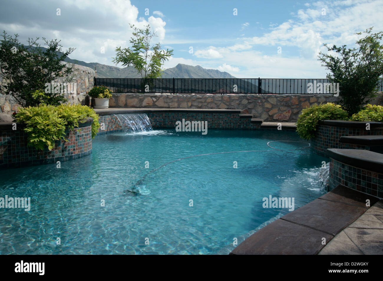 Piscina con vasca idromassaggio che si affaccia sulle montagne di El Paso, Texas Foto Stock