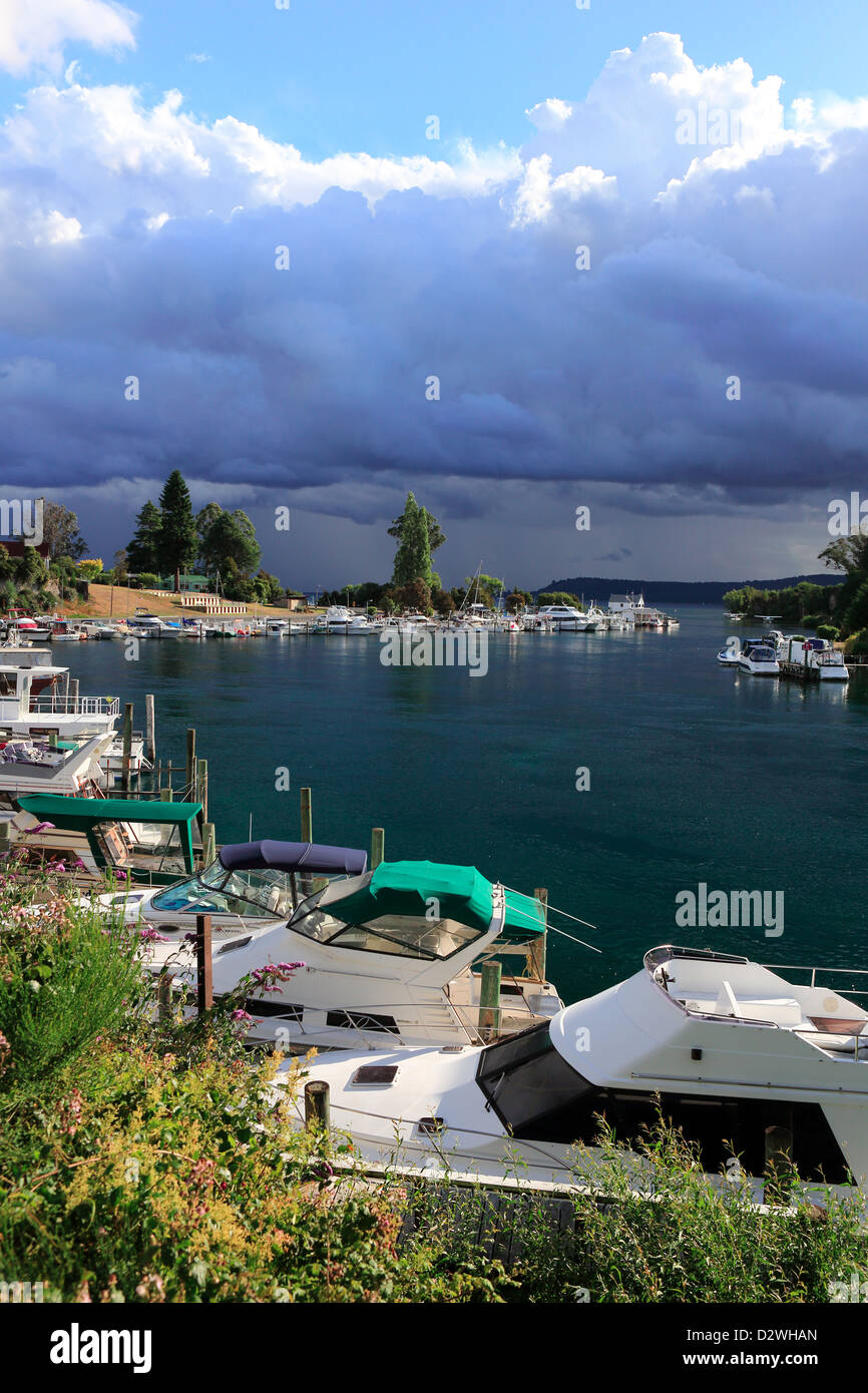 Le imbarcazioni da diporto in marina presso la testa del fiume Waikato sul Lago Taupo Foto Stock