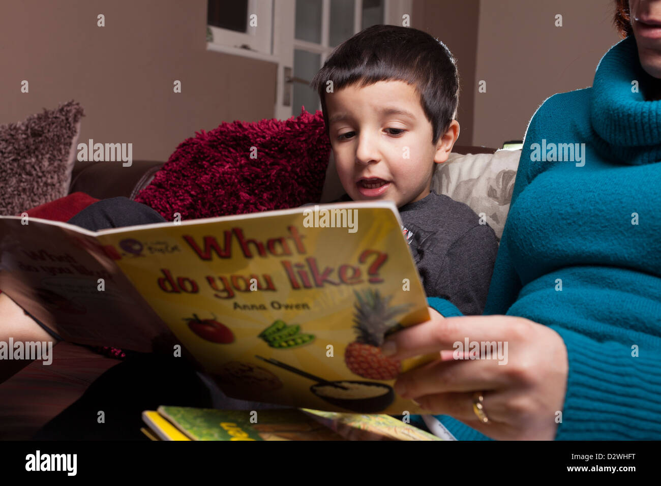 La Madre insegna ai bambini di leggere Foto Stock