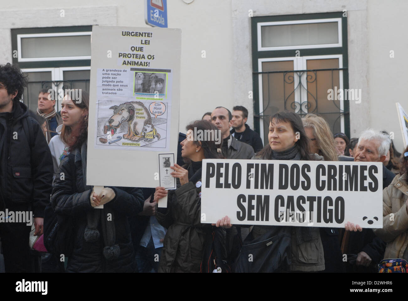 Lisbona, Portogallo. 3 febbraio, 2013. Circa 300 persone sono su questo sabato pomeriggio per 15 ore concentrate nella parte anteriore della Direzione generale dell' Ufficio alimentare e veterinario a Lisbona per protestare contro l'abbattimento di cani in custodia di canili comunali. Foto Stock