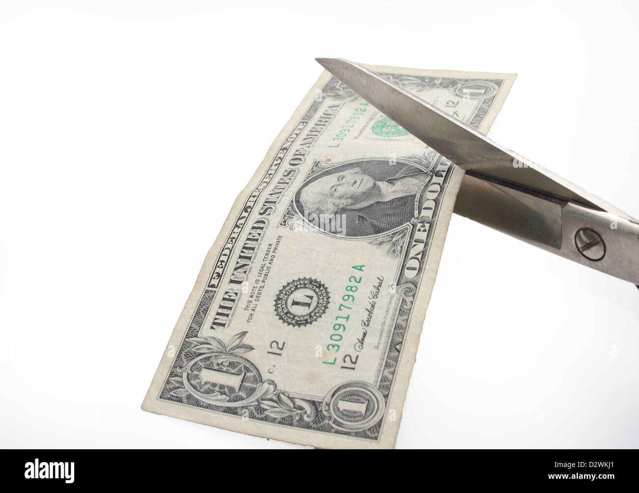 Il taglio a forbice attraverso il dollaro che illustra il concetto di inflazione e svalutazione del denaro Foto Stock