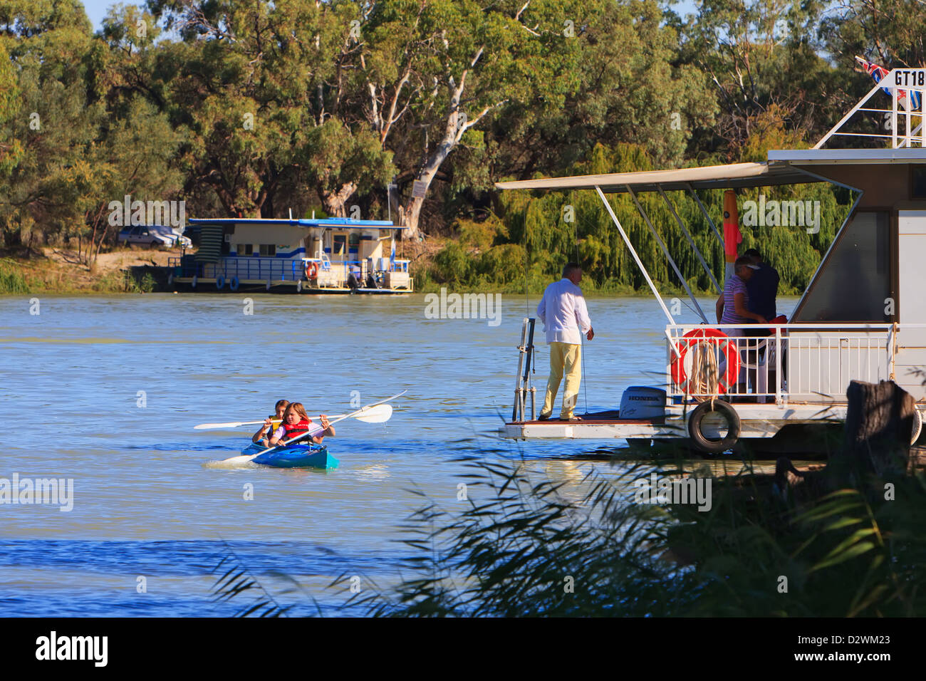 Fiume Murray indietro pagaiando house boat people vacanze Renmark Riverland billabong Australia del Sud Australiano di acqua ancora riflettere Foto Stock