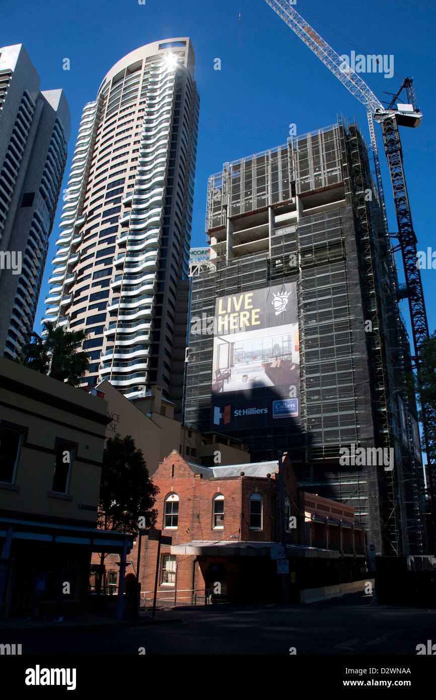 Nuovo blocco di appartamenti torre oltre le conserve di primi storici edifici di Sydney su Cumberland Street Sydney Australia Foto Stock