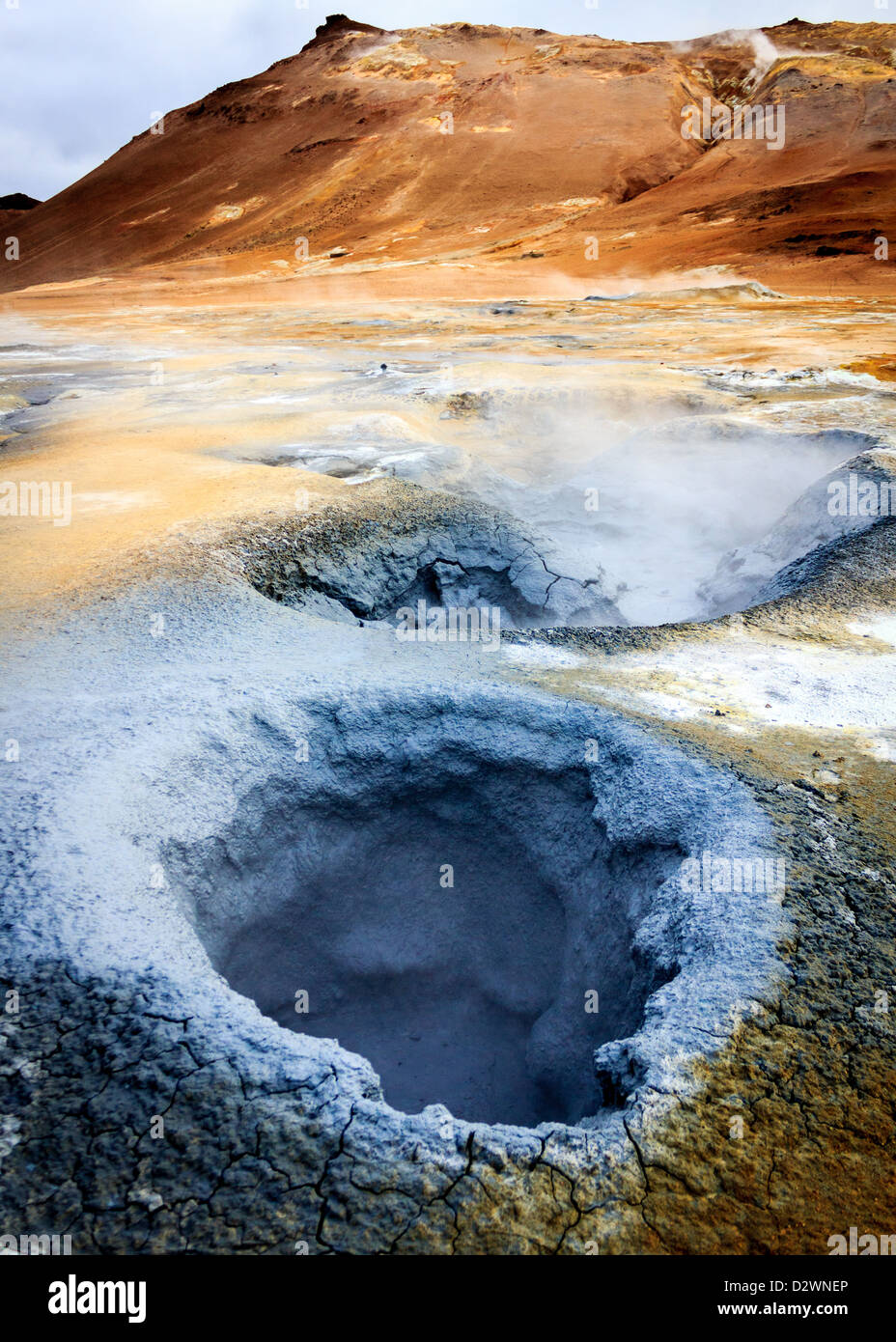 Acido fango sulphorous brucia grandi fori nel terreno in corrispondenza di Namaskard, Islanda Foto Stock