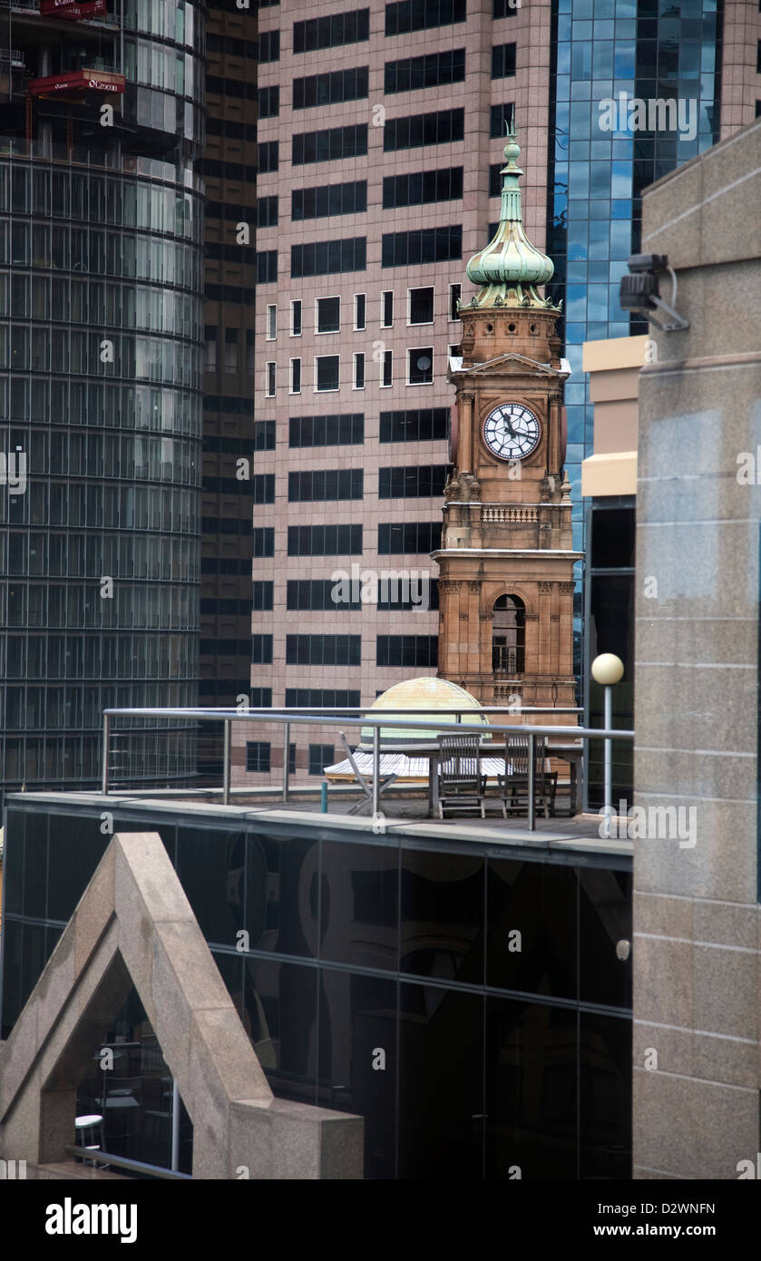 Vista della torre dell orologio sulla parte superiore delle terre angolo della costruzione di Loftus Street e piegate Street Sydney CBD Foto Stock