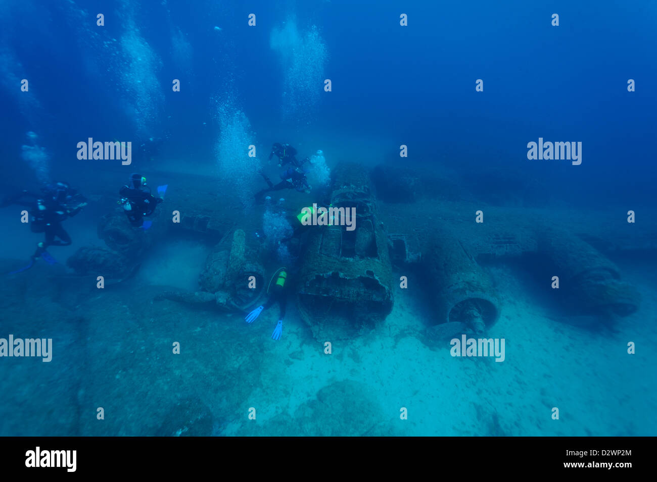 Vista subacquea di nuoto subacqueo intorno al relitto aereo B 17, Calvi, Corsica, Mare mediterraneo, Francia Foto Stock