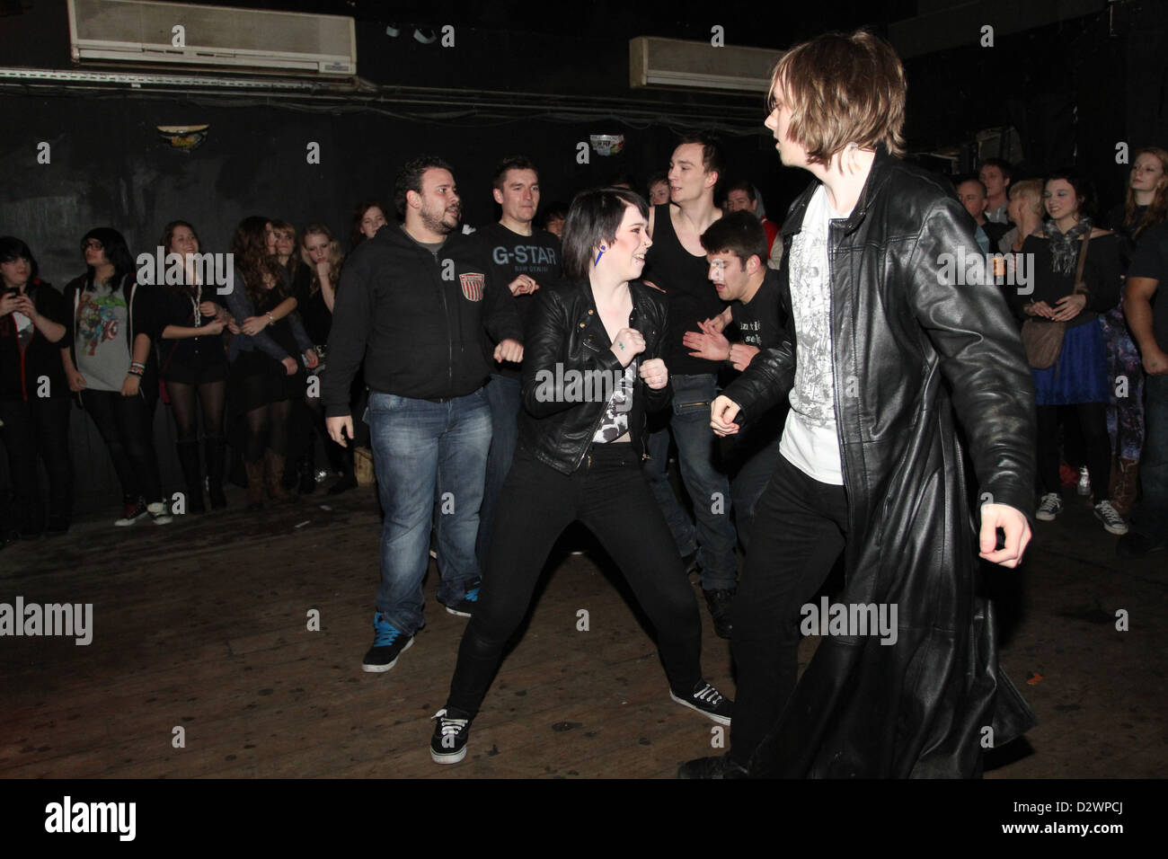 Ragazza 'moshing' durante un metallo rock band gig da Bristol banda base AWMR giocando a Croft a Bristol. Foto Stock