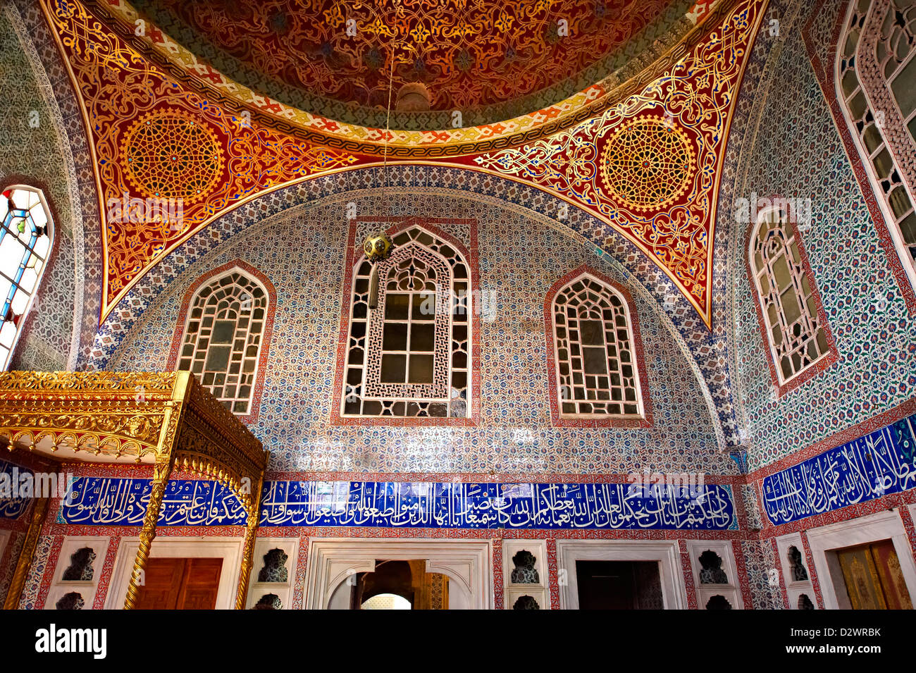 Camera privata del sultano Murad III decorate con xvi secolo Iznk piastrelle. Il Palazzo di Topkapi, Istanbul, Turchia Foto Stock