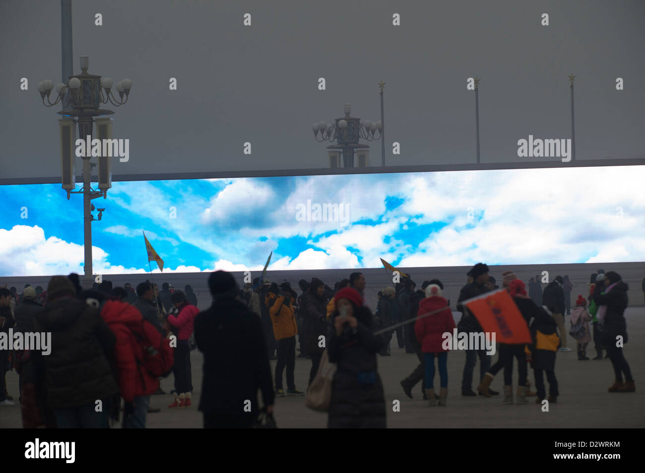 LED gigante in spesse haze a Pechino la piazza Tiananmen. 30-Gen-2013 Foto Stock