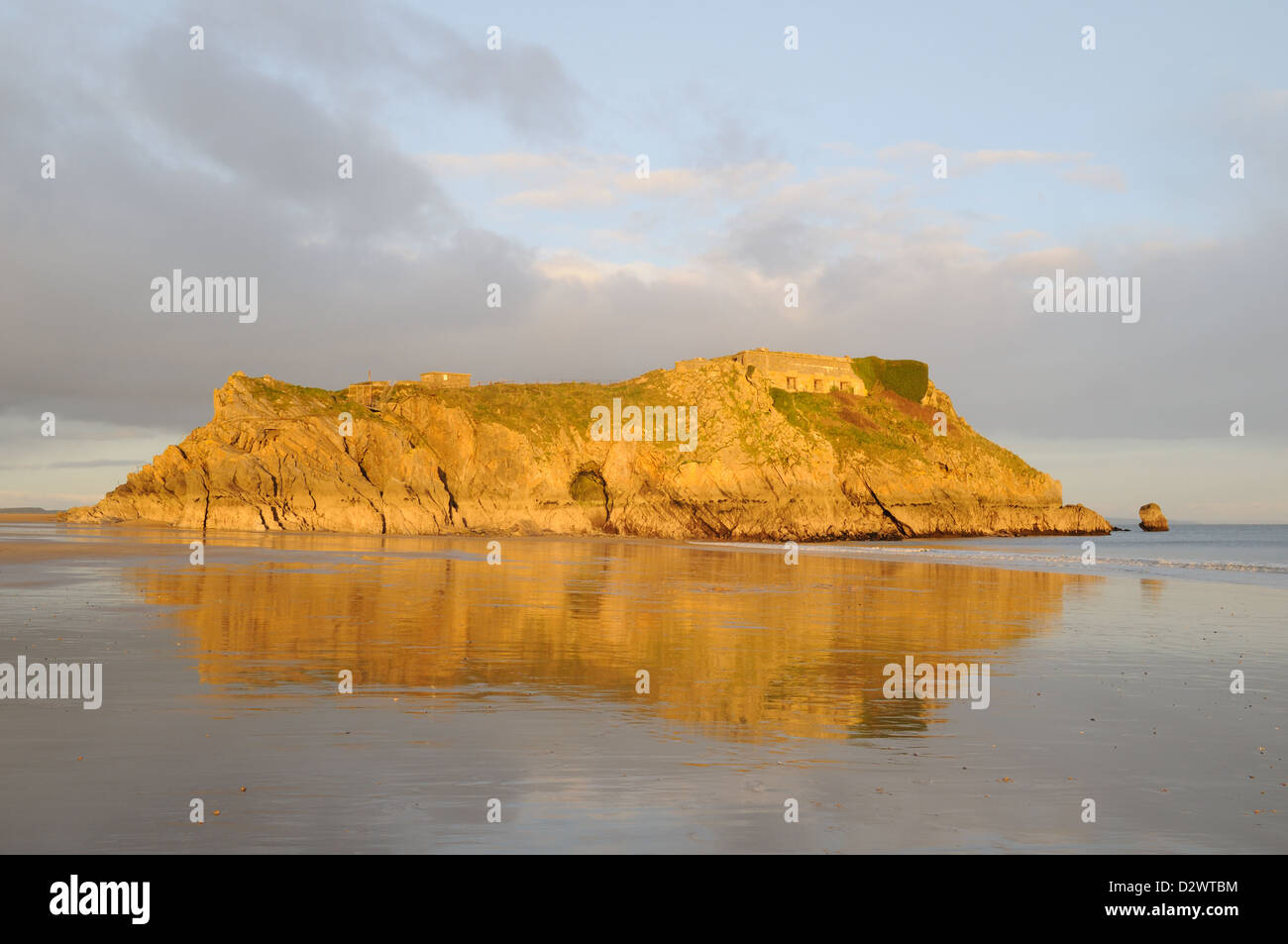 St Catherines Isola Fort in tarda serata la luminosa spiaggia sud Tenby Pembrokeshire Wales Cymru REGNO UNITO GB Foto Stock