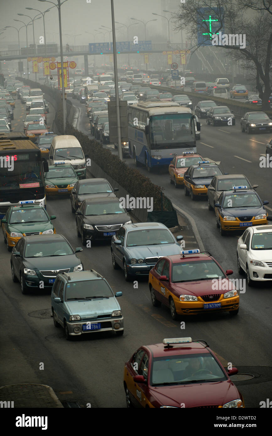 Inceppamento di traffico in spesse haze a Pechino in Cina. 30-Gen-2013. Foto Stock