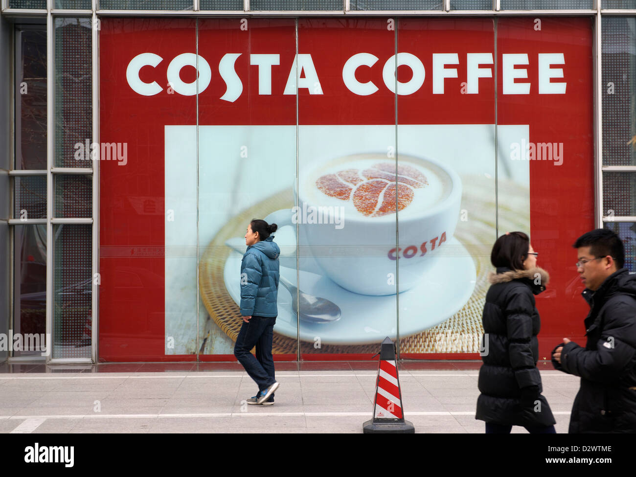 Passeggiata pedonale passato Costa Coffee affissioni a Pechino in Cina. 11-Gen-2013 Foto Stock