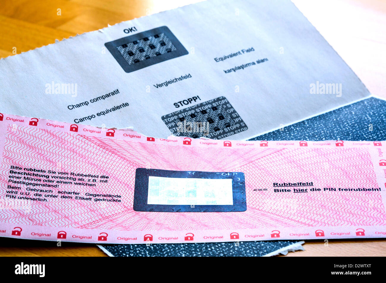 Rilascio di una banca con il numero di identificazione personale, il codice  PIN per la carta di credito, carta di debito, cash card Foto stock - Alamy