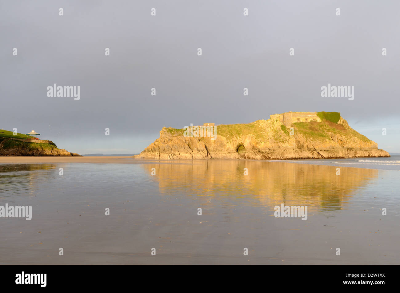 St Catherines Isola Fort in tarda serata la luminosa spiaggia sud Tenby Pembrokeshire Wales Cymru REGNO UNITO GB Foto Stock