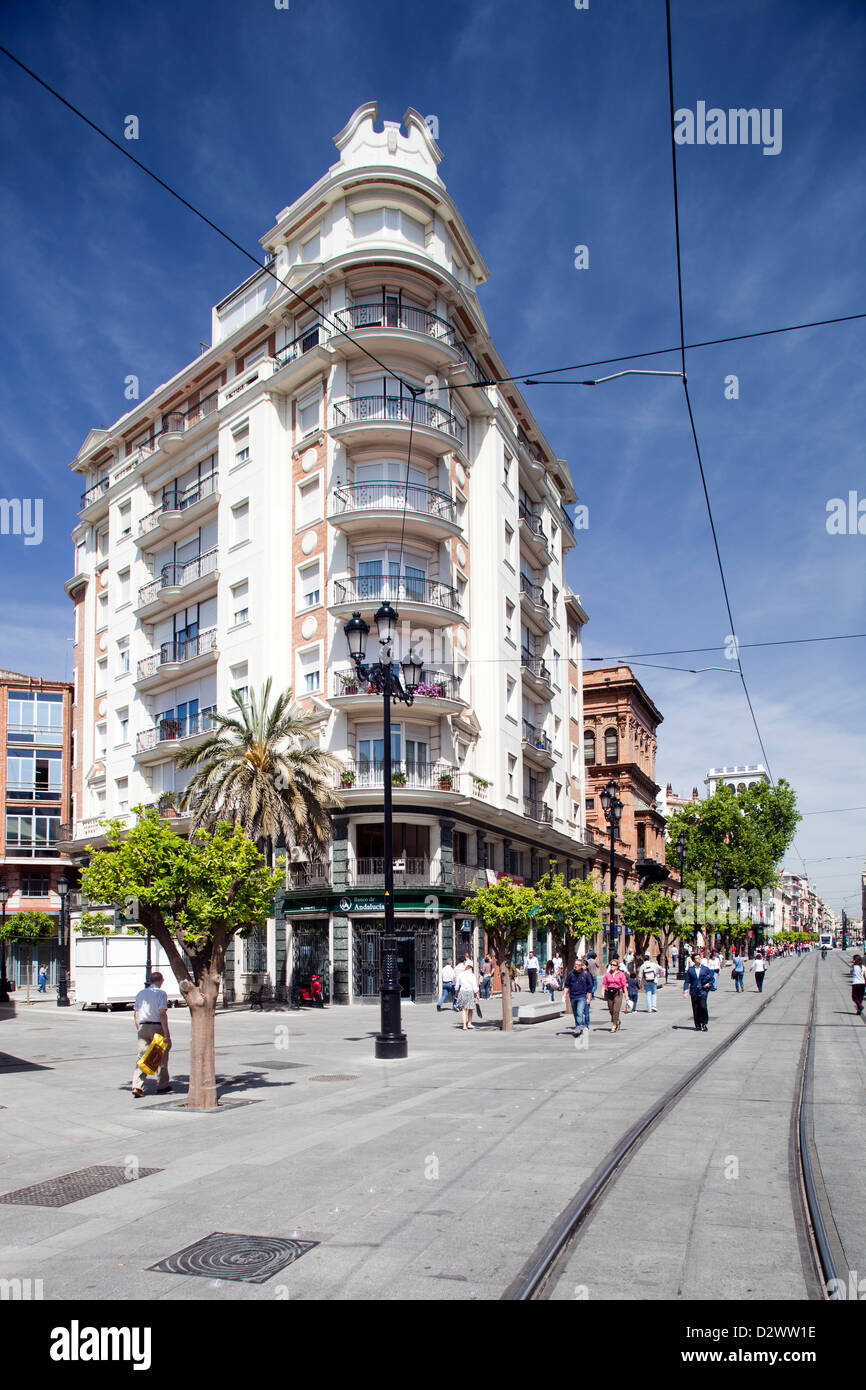 Siviglia, Spagna, un edificio residenziale in Avenida de la Constitucion Foto Stock