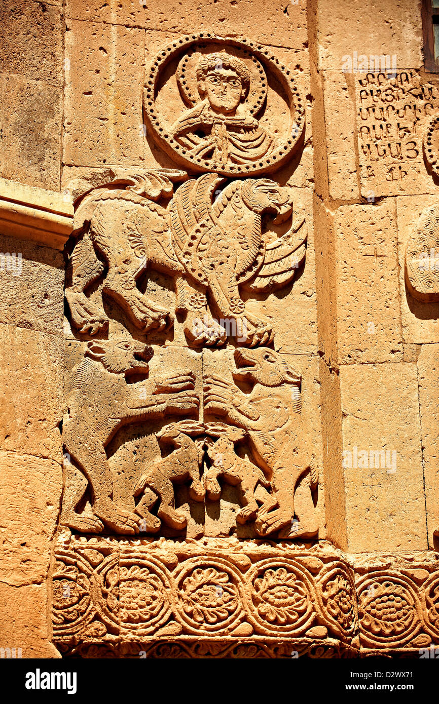 La scultura scene di animali mitici del decimo secolo cattedrale armena della Santa Croce, Akdamar Island, il lago di Van Foto Stock