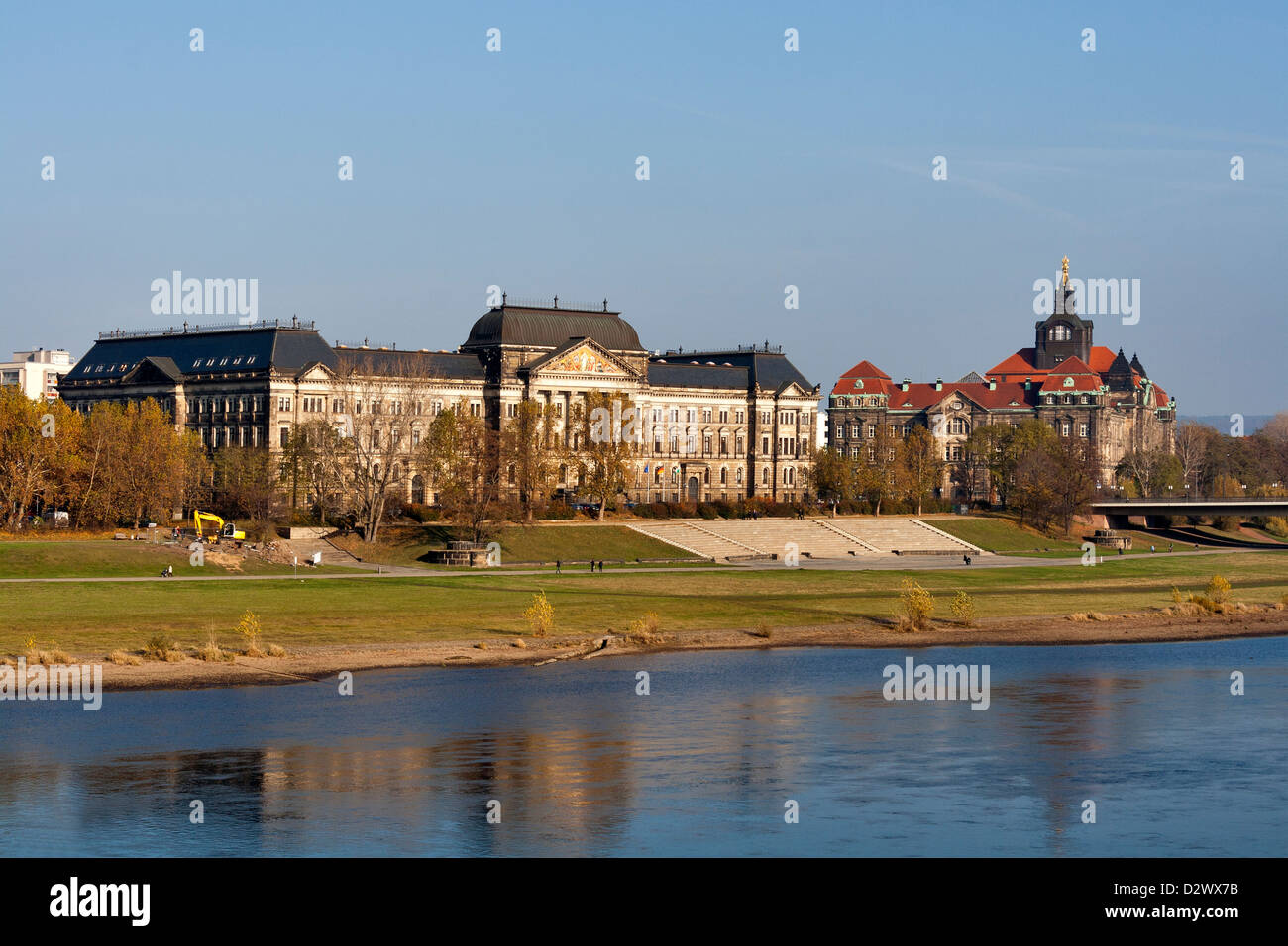 Ministero delle Finanze edificio oltre il fiume Elba a Dresda in Sassonia, Germanyfacade Foto Stock