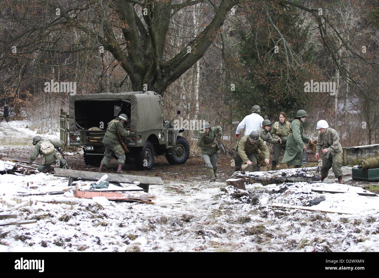 Gdynia, Polonia 3rd, febbraio 2012 la II Guerra Mondiale Battaglia di Bulge noto anche come le Ardenne Counteroffensive rievocazione storica nella foresta vicino a Gdynia. Foto Stock