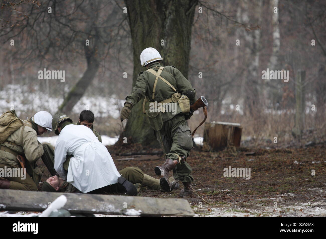 Gdynia, Polonia 3rd, febbraio 2012 la II Guerra Mondiale Battaglia di Bulge noto anche come le Ardenne Counteroffensive rievocazione storica nella foresta vicino a Gdynia. Foto Stock