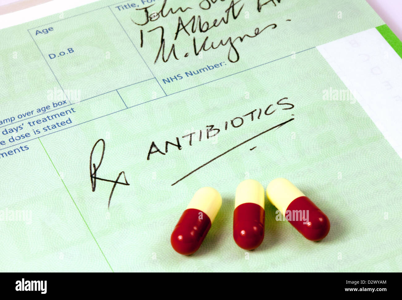 Un NHS prescrizione di antibiotici, con amoxicillina farmaci antibiotici medicina, England Regno Unito Foto Stock